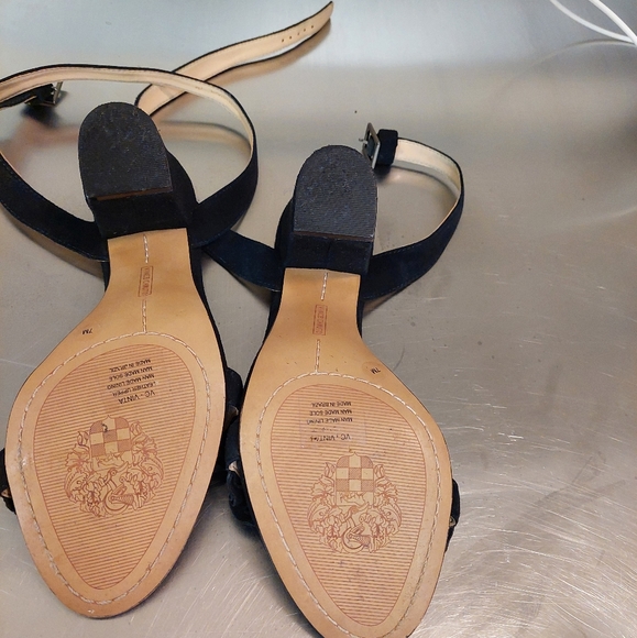 Vince Camuto  women's black ankle  strap block heel sandals. - Picture 3 of 3